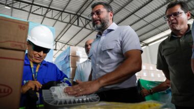Governador Wilson Lima acompanha envio de luminárias e estado atinge a meta de 100% de cobertura do Ilumina+ Amazonas no interior