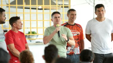 Prefeito David Almeida visita comunidade Pingo D’água e anuncia início da entrega das moradias para as famílias atingidas por deslizamento de terra