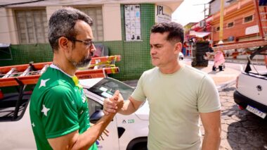 Prefeito David Almeida fiscaliza ação de despoluição visual na Quintino Bocaiúva e reforça que operação já soma mais de 6,5 toneladas de fios e cabos removidos