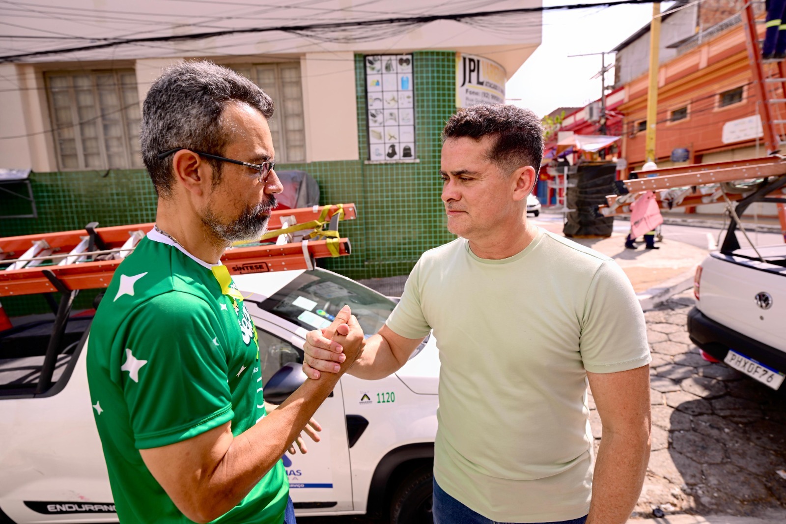 No momento, você está visualizando Prefeito David Almeida fiscaliza ação de despoluição visual na Quintino Bocaiúva e reforça que operação já soma mais de 6,5 toneladas de fios e cabos removidos