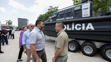 Durante entrega de viaturas e lanchas blindadas, governador Wilson Lima destaca apreensão recorde de drogas