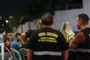 Leia mais sobre o artigo Bares são autuados ao serem flagrados vendendo bebida alcoólica para adolescentes durante Central Integrada de Fiscalização