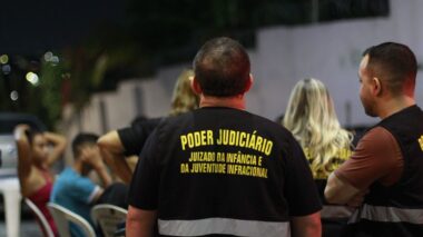 Bares são autuados ao serem flagrados vendendo bebida alcoólica para adolescentes durante Central Integrada de Fiscalização