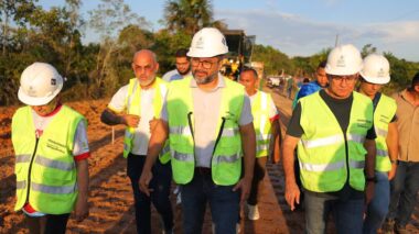 Governador Wilson Lima assina convênio para recuperação viária e vistoria obras em estradas de Carauari