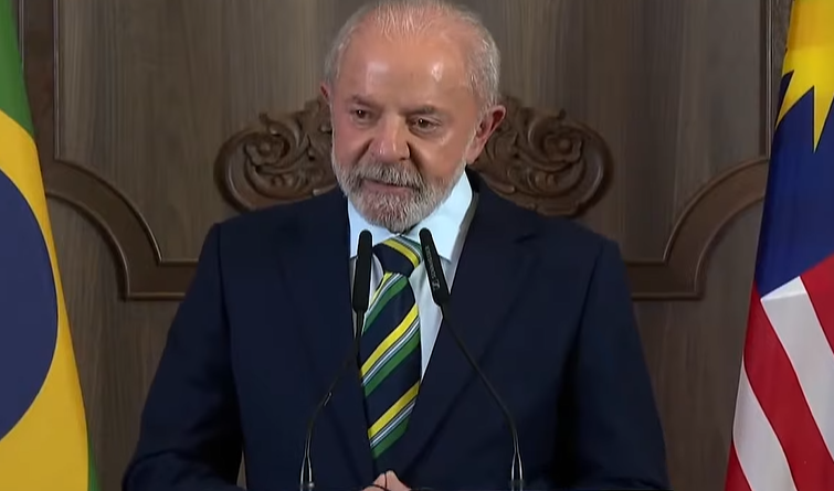 No momento, você está visualizando Lula diz que avião de Trump é melhor que o seu e brinca: “Penei mais”