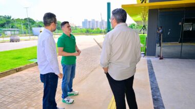 Prefeito David Almeida fiscaliza obras da nova sede do Implurb no parque Mosaico