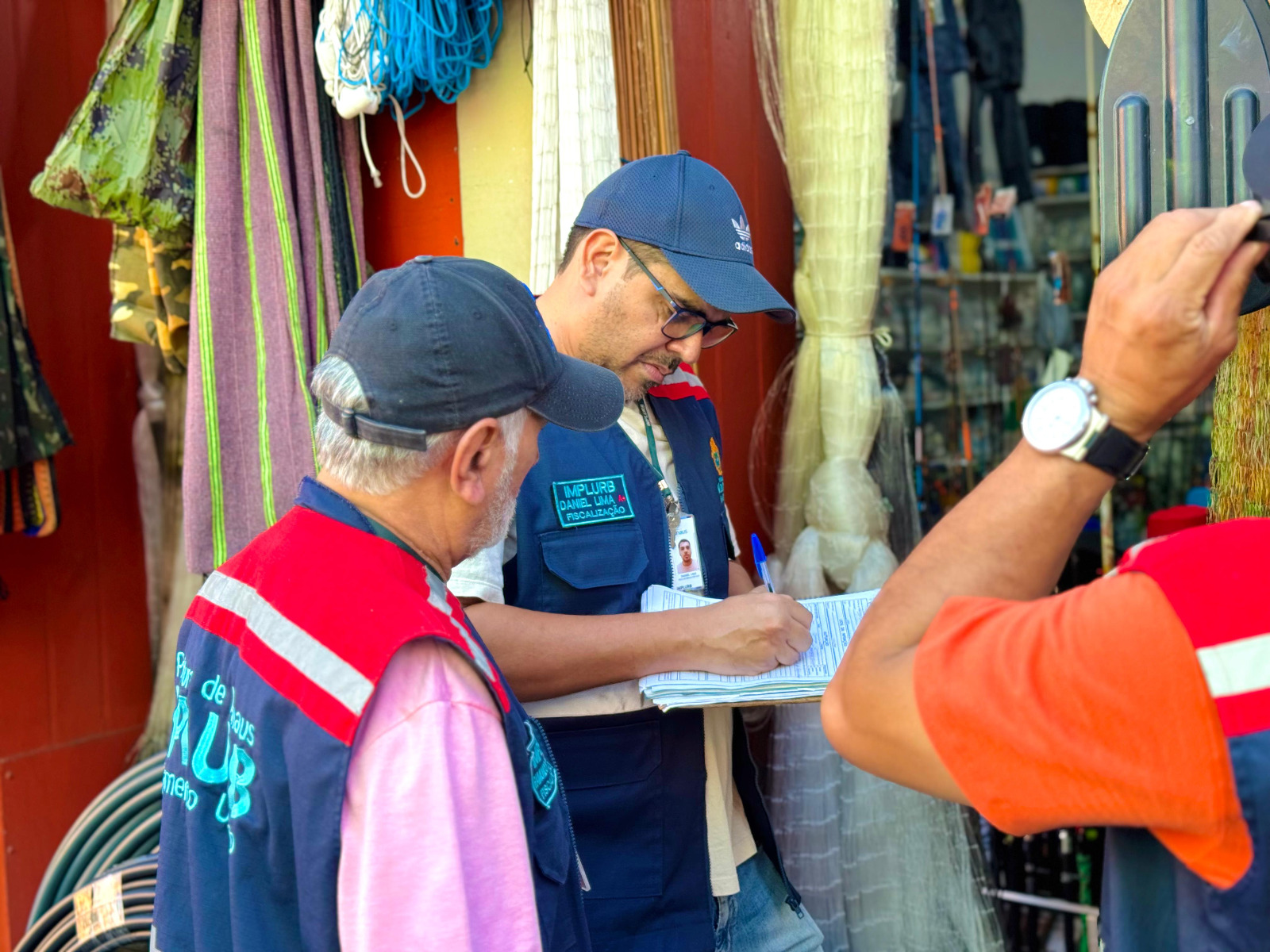 No momento, você está visualizando Prefeitura de Manaus faz mais de 300 notificações durante dois meses do ‘Mutirão no Bairro’ no Centro