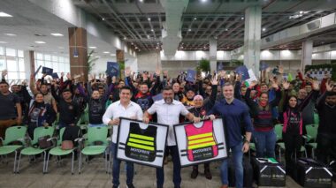 Governador Wilson Lima entrega kits de segurança para motofretistas e lança plataforma de cursos de trânsito EaD