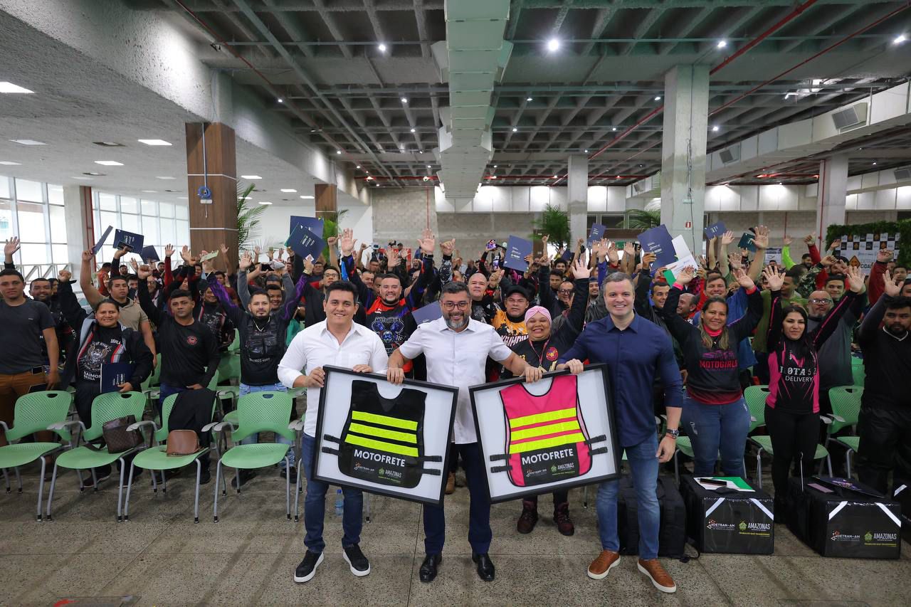 No momento, você está visualizando Governador Wilson Lima entrega kits de segurança para motofretistas e lança plataforma de cursos de trânsito EaD