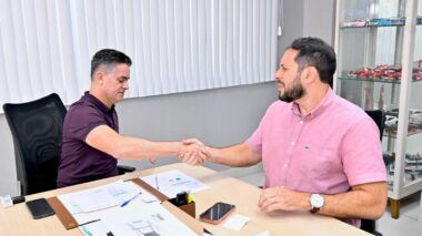 Prefeito David Almeida lança programa de benefícios para servidores da educação municipal