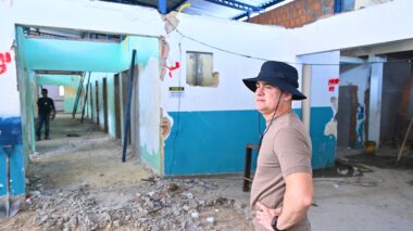 Prefeito David Almeida vistoria obras de reforma e ampliação da policlínica Djalma Batista, na Compensa