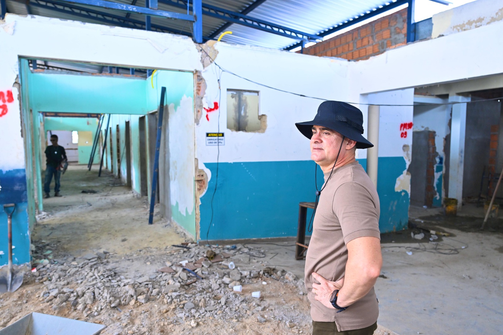 No momento, você está visualizando Prefeito David Almeida vistoria obras de reforma e ampliação da policlínica Djalma Batista, na Compensa