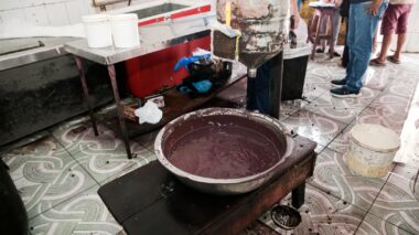 Prefeitura de Manaus interdita estabelecimento comercial que vendia açaí em condições insalubres no centro da capital