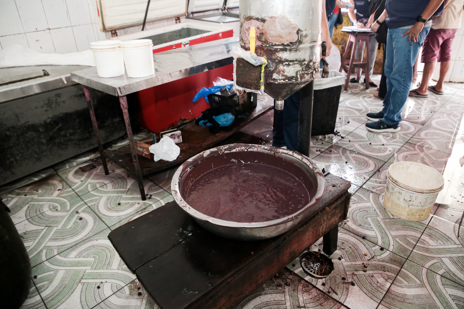 No momento, você está visualizando Prefeitura de Manaus interdita estabelecimento comercial que vendia açaí em condições insalubres no centro da capital