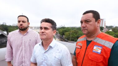 Prefeito David Almeida coordena ações da Prefeitura de Manaus durante fortes chuvas e alerta da Defesa Civil