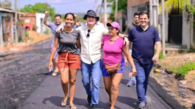 Prefeito David Almeida e vice Renato Junior vistoriam juntos obras de asfaltamento na comunidade dos Nobres, zona Norte de Manaus
