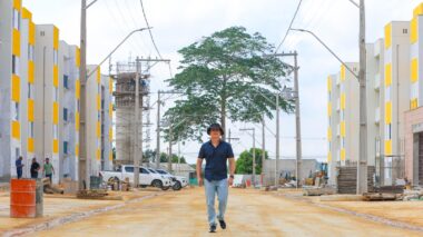 Prefeito David Almeida acompanha reta final de obras do residencial Carlos Braga destinado a 576 famílias em Manaus