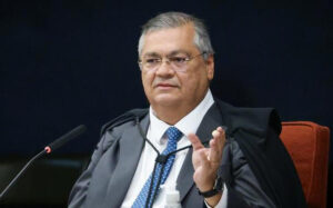 Leia mais sobre o artigo Dino rejeita mototaxi em SP e compara empresas a “senhores de escravos”