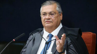 Dino rejeita mototaxi em SP e compara empresas a “senhores de escravos”