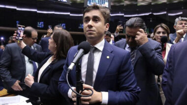 Eduardo Bolsonaro compartilha postagem que acusa Nikolas de atuar para ‘se livrar do Bolsonaro’