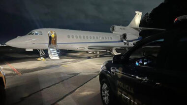 Agentes da PF apreendem avião de Daniel Vorcaro estimado em cerca de R$ 200 milhões