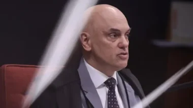 Conselheiro de Trump envia recado a Moraes após prisão de Bolsonaro