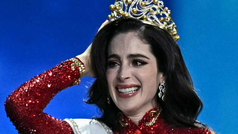No momento, você está visualizando Ela é Fátima Bosch, a Miss Universo 2025 que enfrentou diretor do evento