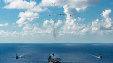 EUA divulgam primeiras fotos do maior porta-aviões do mundo após chegada à América Latina; veja