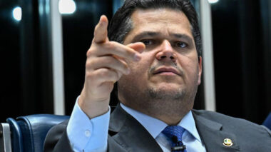 Alcolumbre anula voto de Eduardo Bolsonaro e classifica ato como ‘irregular’