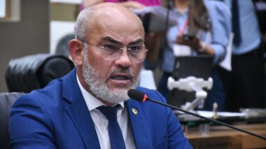 Cabo Maciel parabeniza policiais da Base Arpão II por parto realizado a bordo no rio Solimões