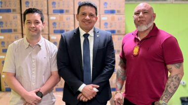 Deputado Delegado Péricles entrega 40 aparelhos de ar-condicionado à PC e anuncia mais 10 unidades adquiridas com emendas parlamentares