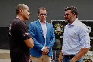 Leia mais sobre o artigo Governador Wilson Lima acompanha apresentação de 700 quilos de cocaína avaliados em R$ 57 milhões