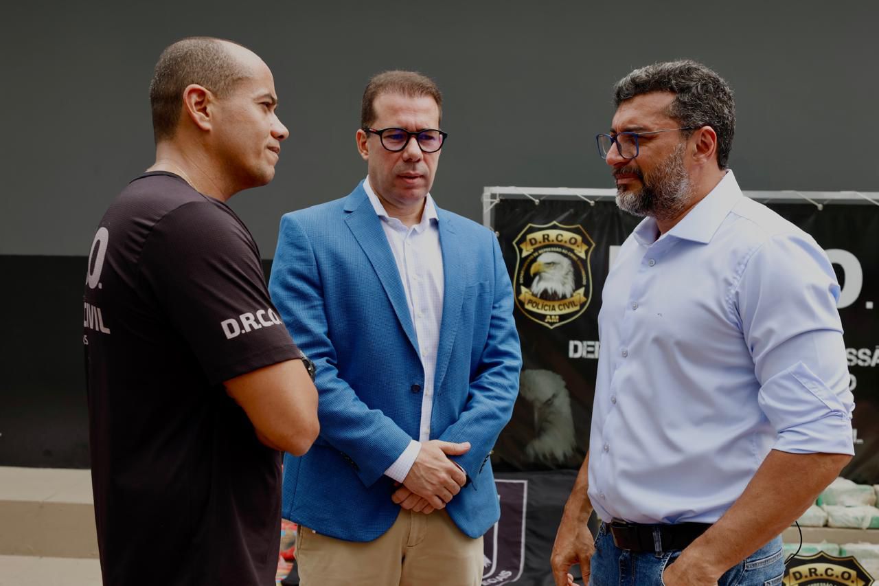 No momento, você está visualizando Governador Wilson Lima acompanha apresentação de 700 quilos de cocaína avaliados em R$ 57 milhões