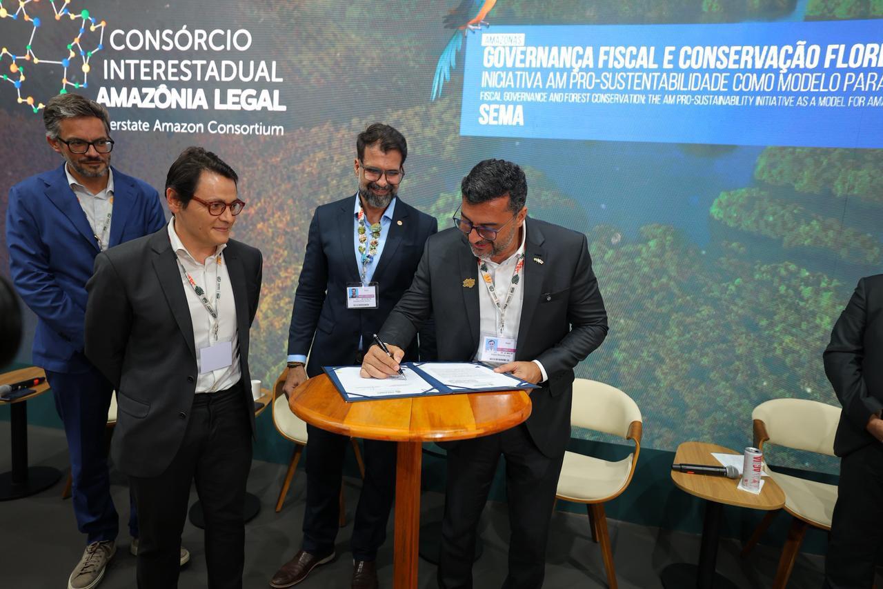 No momento, você está visualizando Na COP 30, Governador Wilson Lima assina primeiro contrato de REDD+ do Amazonas e anuncia concurso histórico na Sema
