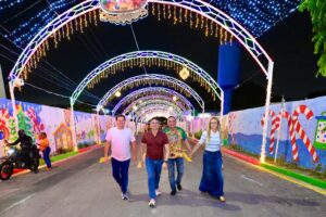 Leia mais sobre o artigo Prefeito David Almeida inaugura corredor natalino da Semulsp e reforça valorização dos servidores e da comunidade do bairro Compensa