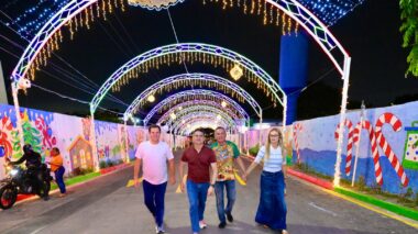 Prefeito David Almeida inaugura corredor natalino da Semulsp e reforça valorização dos servidores e da comunidade do bairro Compensa