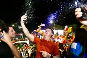 Leia mais sobre o artigo Prefeito David Almeida abre primeira Parada Natalina de 2025 com personagens de “Um Sonho de Natal” da Nova Igreja Batista