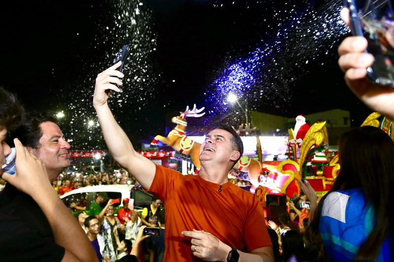 No momento, você está visualizando Prefeito David Almeida abre primeira Parada Natalina de 2025 com personagens de “Um Sonho de Natal” da Nova Igreja Batista