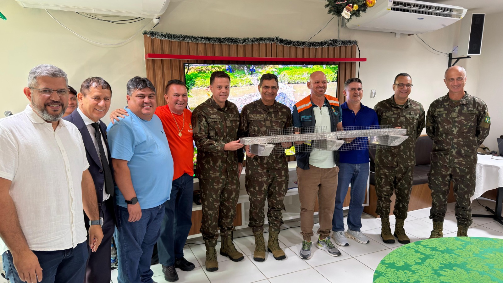 No momento, você está visualizando Prefeito David Almeida recebe generais do Exército, apresenta soluções ambientais e fortalece cooperação com o Comando Militar da Amazônia