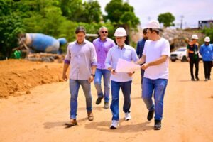 Leia mais sobre o artigo Prefeito David Almeida fiscaliza obras e reforça ações sociais que transformam a infraestrutura, a mobilidade e a habitação nas zonas Norte e Leste de Manaus