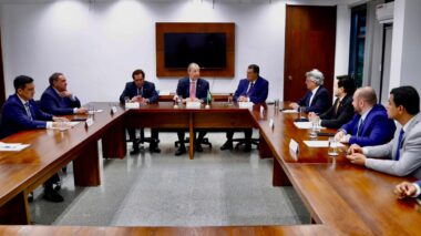 Omar Aziz reúne bancada do Amazonas no Congresso para definir emendas ao Orçamento Federal de 2026