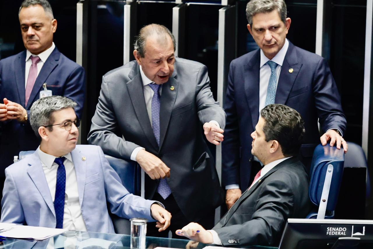No momento, você está visualizando Omar Aziz aponta 14º salário para beneficiados com isenção de Imposto de Renda aprovado no Senado