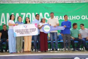Leia mais sobre o artigo Governador Wilson Lima entrega mais 800 cartões do Auxílio Estadual em Tabatinga, alcançando 1.600 no Alto Solimões