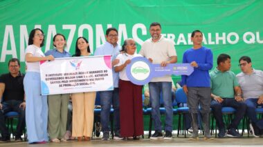 Governador Wilson Lima entrega mais 800 cartões do Auxílio Estadual em Tabatinga, alcançando 1.600 no Alto Solimões