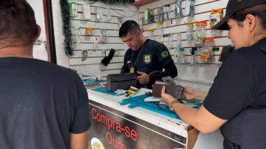 Operação RecuperaFone fiscaliza nove lojas e assistências técnicas no bairro Manoa