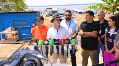 Prefeito David Almeida instala maior ecobarreira de Manaus no Educandos e apresenta resultados ambientais que serão levados à COP30