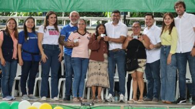 Governador Wilson Lima entrega mais 1.000 cartões do Auxílio Estadual em Itacoatiara