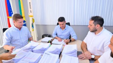 Prefeito David Almeida assina maior publicação da história do DOM e garante progressão para quase 10 mil servidores da Educação