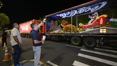 Prefeito David Almeida participa da Caravana Natalina na orla da Ponta Negra e destaca diversidade das programações de 2025