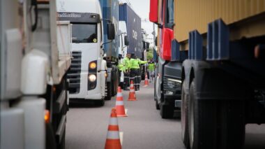 Prefeitura de Manaus remove veículos irregulares em operação ‘Carga Pesada’ no Distrito Industrial